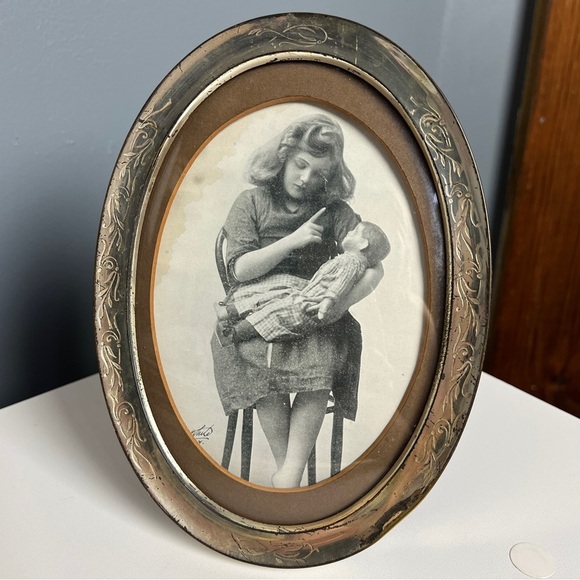 Vintage 40's Oval Round Frame with Creepy Girl with Doll Photo - Picture 11 of 11